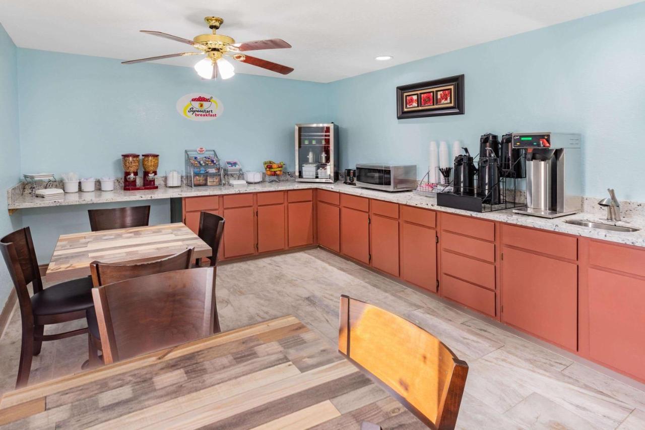 Super 8 By Wyndham Kinder/Coushatta Near Casino Εξωτερικό φωτογραφία